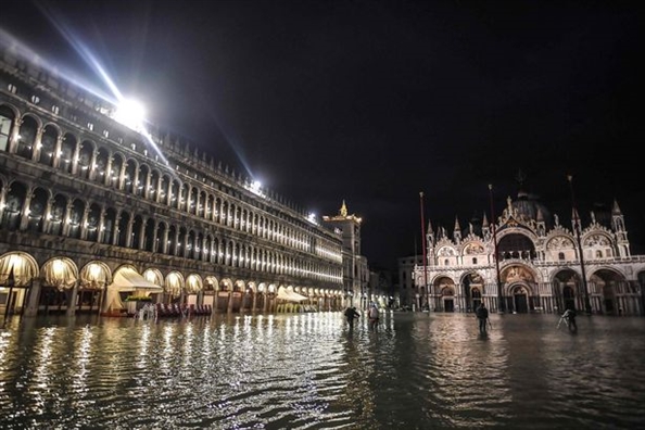 Venice[-]ban[-]hành[-]báo[-]động[-]thiên[-]tai[-]khẩn[-]cấp[-]khi[-]thành[-]phố[-]chìm[-]trong[-]nước[-]biển